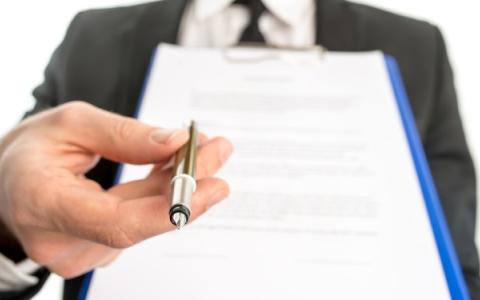 Чи є правомірним оформлення трудових взаємовідносин роботодавця з працівником шляхом видання наказу про прийняття на роботу?
