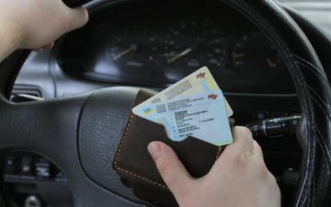 Українцям призовного віку за кордоном запровадили обмеження за неоновлення військових даних