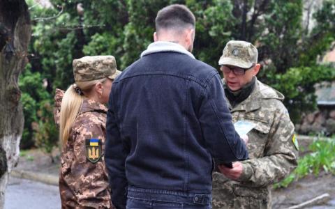 Юристи пояснили, чи може ТЦК видати повістку особі, що має бронь, але не проходила ВЛК