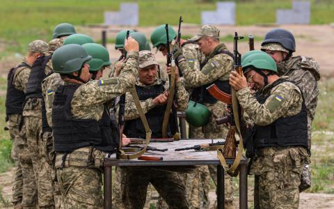 Тривалість базової військової підготовки збільшили в кількох навчальних центрах ЗСУ: які тепер терміни?