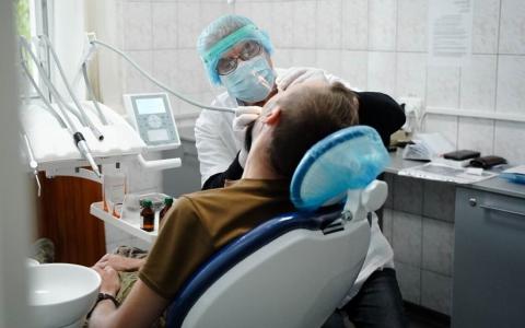 У МОЗ розповіли де військовослужбовці та ветерани можуть отримати безкоштовні стоматологічні послуги