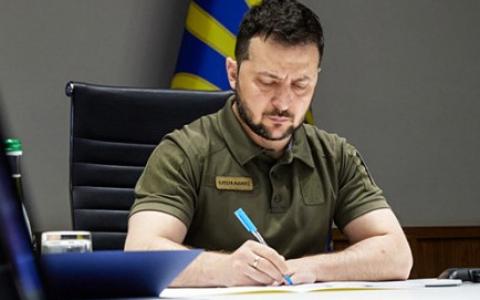 Зеленський підписав указ і увів у дію рішення РНБО щодо позбавлення державних нагород зрадників України