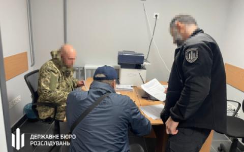 ДБР викрило полковника медслужби, який допоміг дружині отримати майже мільйон «бойових» виплат, залишаючись у тилу