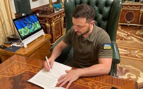 Президент Володимир Зеленський підписав закон про підвищення податків: скільки будуть платити українці?