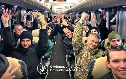 Напередодні Нового року 189 українських захисників повернулись додому із російського полону