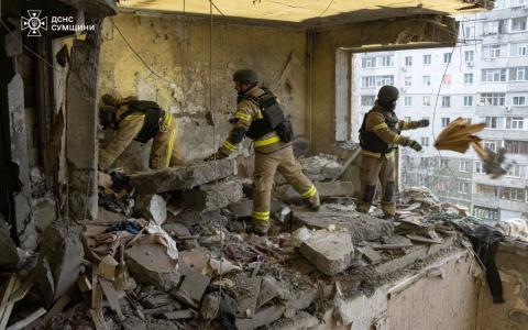 Окупанти вночі вдарили дроном по багатоповерхівці в Сумах: є загиблі та поранені