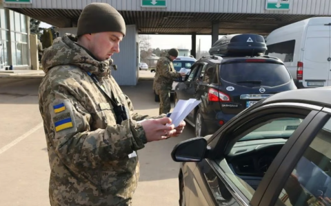 Мінкульт призупиняє видачу дозволів на виїзд за кордон журналістам і митцям, оскільки вони не завжди повертаються