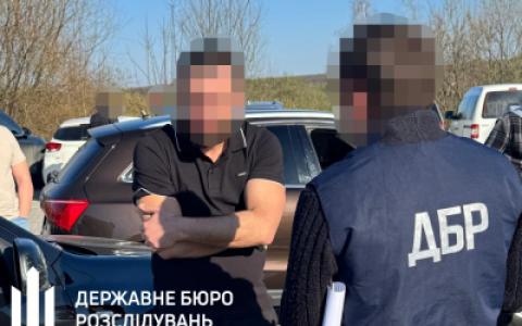 Адвоката з Дрогобича підозрюють у в організації незаконного переправлення особи через кордон та погрозах судді