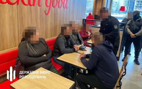 Викрито військового посадовця та підприємця, які за гроші пропонували відстрочку від служби - ДБР