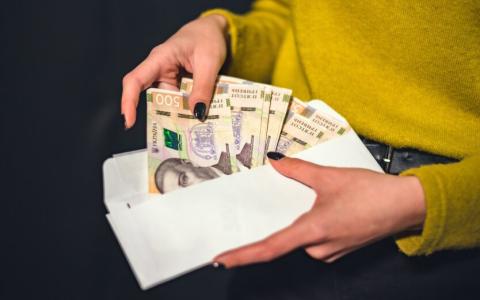 Спрощено порядок отримання пенсій і страхових виплат для ВПО, українців за кордоном і на тимчасово окупованих територіях