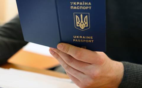 Отримання паспортів і військовий облік за кордоном: нові правила