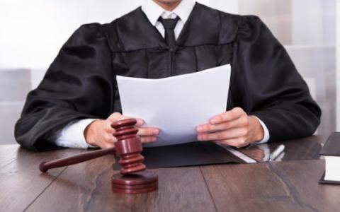 Вручення судового рішення стороні у справі, яка бере участь в суді через адвоката