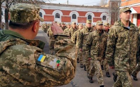 Шикування, зібрання, нагородження: депутати пропонують забронити на час війни масові заходи за участі військових