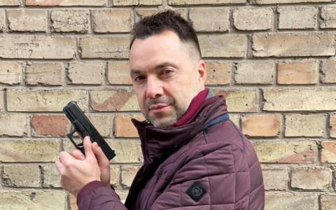 Президент Зеленський ввів у дію укази про санкції проти Арестовича, Олешка та інших