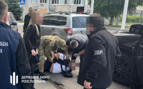 ДБР затримало військового та його спільника за організацію незаконного переправлення ухилянтів