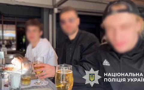 Поліція Києва притягнула до відповідальності «блогерів», які напідпитку у прямому ефірі хизувались наявністю незареєстрованої зброї