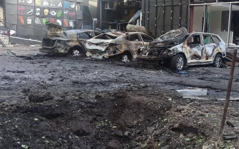 Наслідки російської атаки "Шахедами" по Києву: пошкоджено ТРЦ, житлові будинки та згоріли автівки