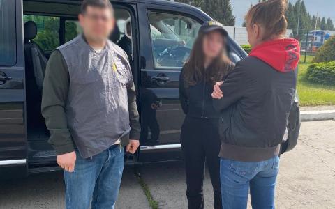 З Німеччини екстрадовано підозрювану у справі щодо заволодіння державними землями під Києвом