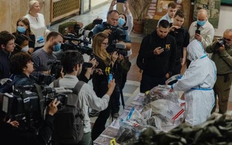 Репатріація тіл: Міністр внутрішніх справ України показав журналістам, як росія знущається з пам’яті полеглих