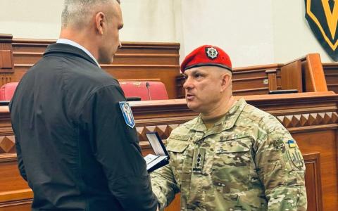 У Києві відзначили військовослужбовців міськими нагородами: Віталій Кличко вручив їм почесні відзнаки