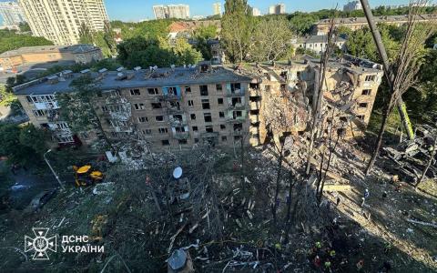 У Києві в результаті російського обстрілу знову зруйновано будинок: є загиблі та поранені 