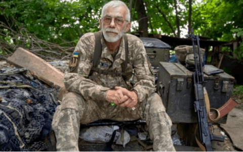 Зеленський підписав Закон про військову службу за контрактом для людей віком 60+: що передбачає документ?