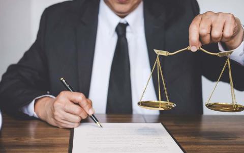 Про своєчасність подання клопотань учасниками судового провадження