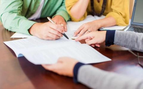 Стягнення боргу за розпискою, попри заперечення відповідачки щодо факту отримання коштів