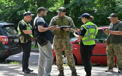 Хто має право перевіряти військово-облікові документи та яка процедура перевірки