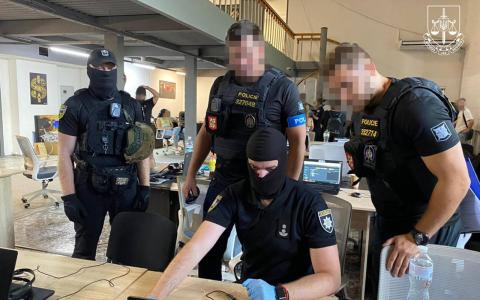 Діяли в Україні та Чехії: ліквідовано транснаціональну злочинну організацію, яка створила мережу шахрайських кол-центрів
