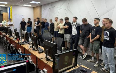 На Дніпропетровщині припинено діяльність декількох десятків шахрайських кол-центрів
