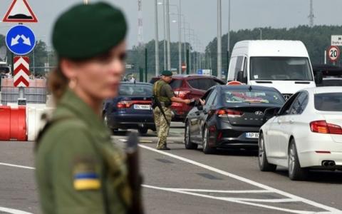 Виїзд за кордон: хто із жінок не може покидати країну під час воєнного стану?