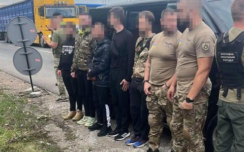 Поліцейський організував вивіз «ухилянтів» до кордону під виглядом спецпризначенців: схему викрито ДБР