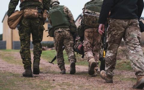 Евакуація військовослужбовця, який отримав поранення: процеси, які мають правове значення