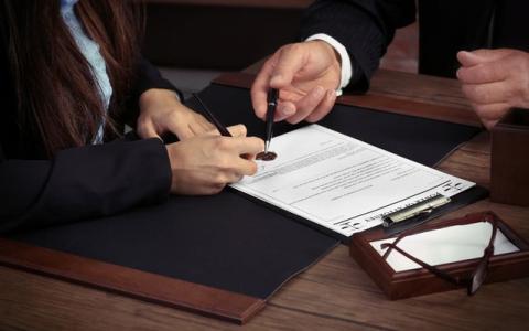 В чому різниця між спадковим договором, заповітом та договором дарування: основні відмінності