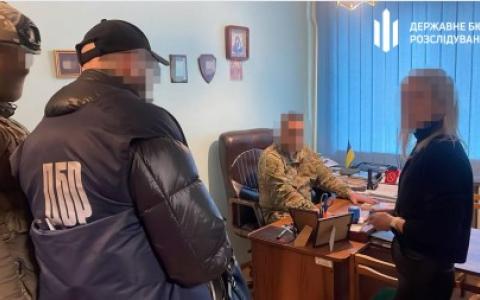 Посадовець ТЦК на Закарпатті допомагав призовникам втікати з центру комплектування за $3-4 тис - ДБР