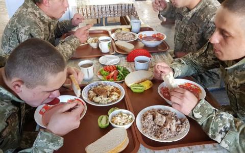 Від їдальні до польового сухпайка: як харчуються українські військові розповіли в Міноборони