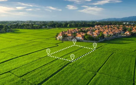 Захистом прав власника ділянки, яка перебуває у чужому володінні, є скасування держреєстрації та витребування спірної ділянки