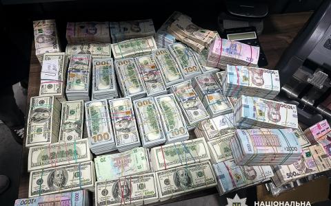 Організували масштабну шахрайську фінансову біржу: слідчі поліції повідомили про підозру учасникам ОЗГ