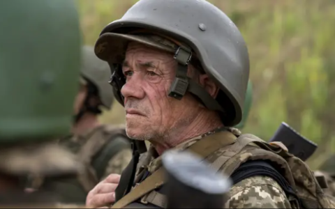 Мобілізація чоловіків 50+: чи є обмеження для військової служби та за яких умов відбувається призов