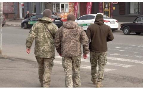 В Одесі співробітник ТЦК побив звільненого з полону захисника Маріуполя: справу передано до суду