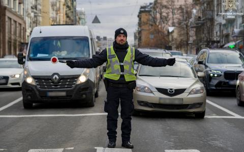 У Патрульній поліції Києва нагадали водіям про жести регулювальника