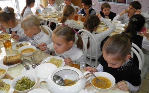 Всі учні 1–11 класів з вересня 2026 року отримуватимуть безкоштовне харчування по всій країні - Свириденко