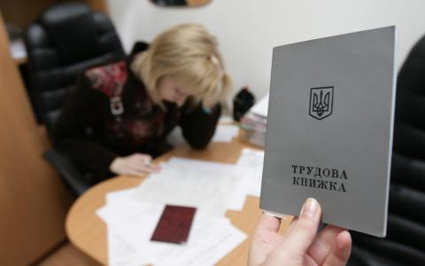 Через яку помилку в трудовій книжці страховий стаж можуть не зарахувати: позиція Верховного суду
