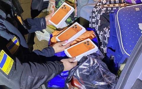 Чому на митниці не знають, скільки смартфонів iPhone ввозять в Україну - пояснення адвоката