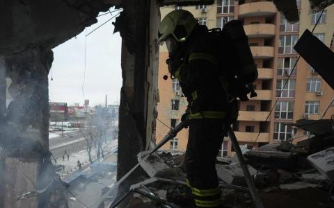 Внаслідок російської атаки частина Києва залишилася без опалення та світла, пошкоджено багато житлової забудови