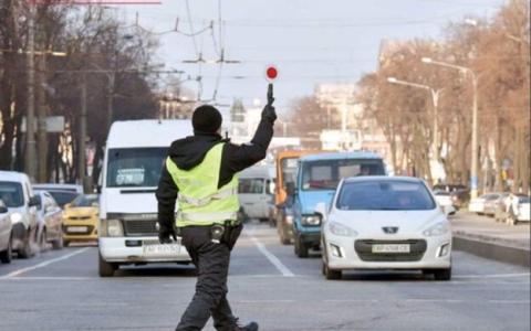 Поліцейські зупинили авто: спочатку докази порушення ПДР, а вже потім документи водія