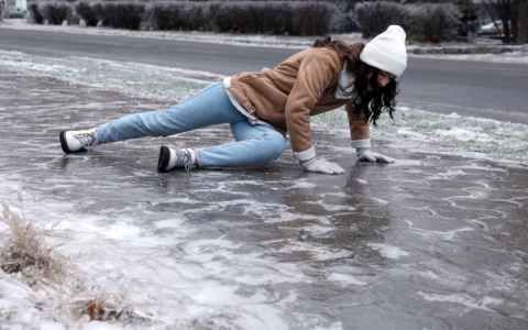 Травмувалися через неприбраний сніг або лід: як діяти та хто відповідає