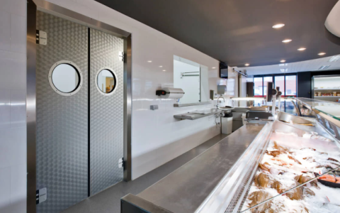 Маятникові двері: 5 причин встановити конструкцію у виробничому приміщенні