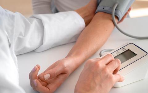 З 1 січня стартує програма "Скринінг здоров’я 40+" — діагностика раннього виявлення серцево-судинних захворювань, цукрового діабету і проблем психічного здоровʼя